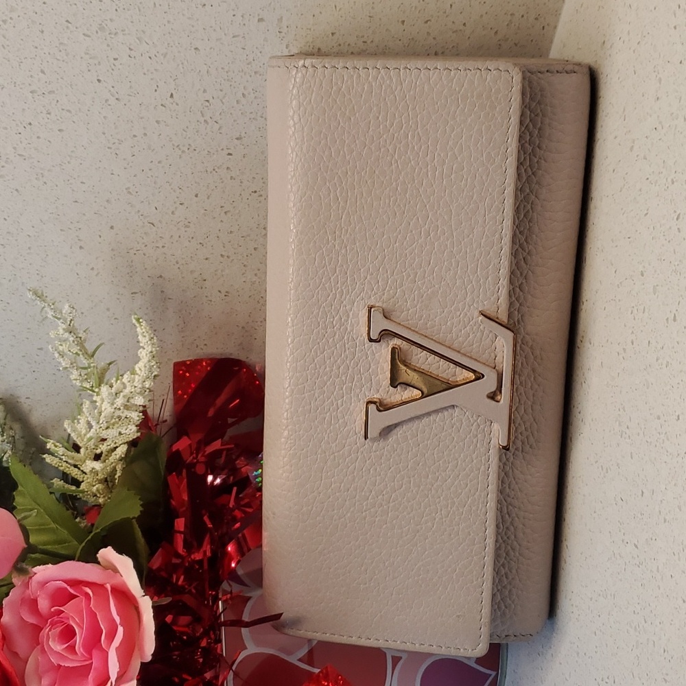 LOUIS VUITTON pebbled leather wallet